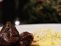 “Bコース”　前菜からメインまで豊富なメニューの贅沢コース。