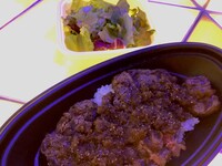 贅沢!黒毛和牛ステーキ丼(150G)  [サラダ付き]