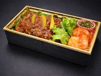 国産牛ヒレ肉と大海老チリ弁当