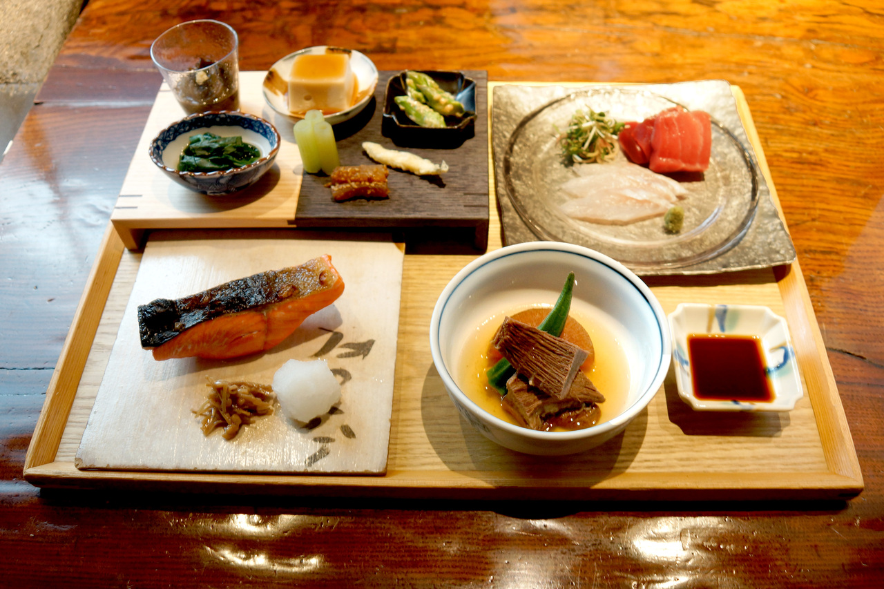 在印 朱色 三つ足鉢 5客揃 割烹料理 日本料理 在印 朱色 三つ足鉢 5客揃 割烹料理 日本料理 工芸品