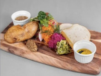 【TAKEOUT】骨付き鶏モモ肉コンフィのデリカテッセンBOX　1,296円