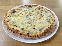 J.4種チーズのピザ