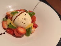 ブッラータチーズとフルーツのカプレーゼ