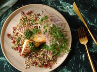 【TAKEAWAY】鯛のロースト- そばの実とパセリのソース“タブーリ”、グリーンハリッサ、赤タマネギのサラダ添え