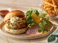 【TAKEAWAY】シュリンプバーガー - ハラペーニョマヨネーズとコチュジャンソース、レタスとラディッシュのサラダ、フレンチフライ