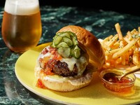 【TAKEAWAY】和牛チーズバーガー - メープルベーコンクランチとグリーントマト、 きゅうりのディルピクルス、オニオンアイオリ、フレンチフライ