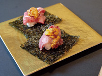 【プラチナコース　2時間飲み放題付き！税込み8500円】雲丹と熟成黒毛和牛の肉寿司、 大判サーロインの焼きすき、熟成和牛特選５種盛りなど大満足の全14品