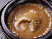 Aarden pot met rijst in de vorm van een haaienvin