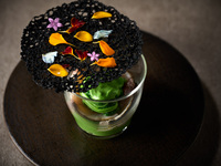 《オンライン予約特典あり》2階「DEK DINING」ディナーコース(8,000円)+乾杯用スパークリングワイン1杯プレゼント