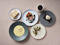 [僅限午餐]乾杯閃閃發光！ 4道菜的休閒套餐，包括開胃菜、義大利麵、主菜、糕點師特製甜點和餐後咖啡廳！