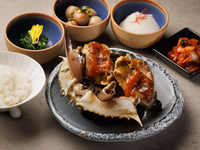 Mittagsgang mit 8 Gerichten mit im Inland produziertem Ganjang Gejang als Hauptgericht