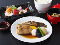Set meal of two kinds of boiled fish and sashimi