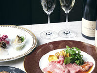 「メインが和牛ローストビーフ」おまかせ9品7皿コース＋フリーフロー（飲み放題100分）セット 