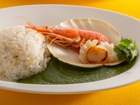 ⑤Green curry with shrimp, squid and scallops 