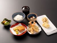 在“Hanawarai”享用超值午餐