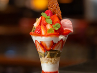 12月～2月限定「どっさり苺のご褒美パフェ」ランチコース