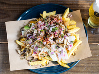 【飲み放題】（17：00までのご予約限定）『フォンタナ芋のローデッドフライ』等人気メニューが盛り合わせになったお得なライトコース