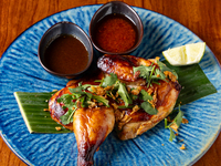 ３名様限定！タイ風仕立ての骨付き鶏もも肉”ガイヤーン”付き+選べるメインコース　全10品