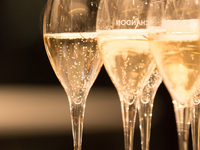 Receive a complimentary sparkling wine toast when you make a reservation for weekday dinner!