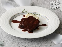 牛タンの赤ワイン煮込み