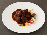 黒毛和牛の赤ワイン煮込み