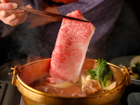 From 12/20 — Lunch only: Christmas Sukiyaki or Shabu‑shabu Kaiseki C. Includes a sparkling wine toast. ¥16,500 ≪Enjoy luxurious ingredients: Kuroge Wagyu sirloin — sukiyaki or shabu‑shabu≫