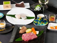 Mikasa - 10 pratos no total, incluindo o popular serviço de carrinho de aperitivos sazonais, peixe fresco e vieiras teppanyaki, e lombo de boi preto japonês.