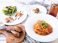 [Weekday lunch only] A special full-course lunch that includes freshly baked rotisserie chicken and a choice of main dish!