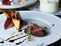 【2025クリスマスディナー】シェアスタイル大皿プラン。国産牛のローストなど全5皿のコース＋フリーフロー