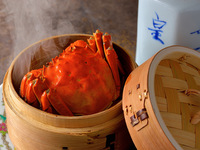 (Lunch & Dinner) 【Shanghai Crab Course (Female Crab)】 Enjoy Shanghai crab preserved in apricot liqueur and a whole-steamed Shanghai crab — savor the concentrated, savory sweetness of the crab meat and crab miso.