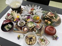 【使用鴨川調味浴席】主廚推薦的午餐限定套餐，包含大量火腿