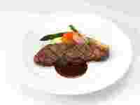 牛ロースのグリエ　ポテトのピュレと赤ワインソース添え