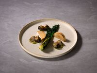 [Weekdays] Open from 11:30 AM. Enjoy a modern lunch with red and white wine, an appetizer buffet, and a choice of main course.