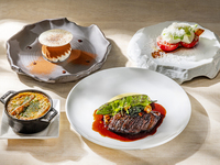 前菜、スープ、メイン、デザートからなるフルコースランチ