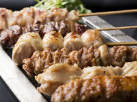 anatae限定ペア【佐田十郎の焼鳥「堪能」コース】先付け3種、串7種、サラダ、手羽先一夜干しの素揚げ、選べるお食事、デザートで〆れる計14品