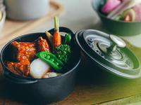 牛頬肉の煮込み　グヤーシュ風　ランチサラダ・スープ・パン付き