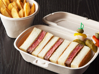 【テイクアウト】ヘレカツサンドウィッチ（皮付フライドポテト・ピクルス付）  ￥5,500