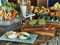 [Weekends and holidays: 120 minutes] Lunch buffet with a choice of main course, appetizer, salad, dessert, etc. + 15 drink bar options