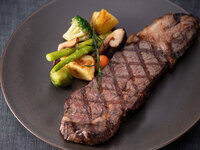 【90-Minute Dining】Mini Buffet Included ≪Lunch≫Grilled Steak（Australian Beef Sirloin） with Steamed Vegetables - Choice of Japanese-Style or Western-Style Sauce