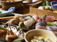 8th Anniversary! Premium Chef's Choice Course with Hairy Box Crab, Sea Urchin, and Nodoguro (Blackthroat Seaperch) 38,500 yen (tax included)