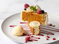 [Caramelized banana and raspberry millefeuille] A hearty dessert