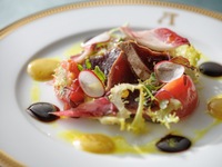 【APICIUS】前菜チョイス＋魚＋肉＋デザートワゴン＋ミニャルディーズ｜全5皿