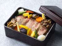 平日ランチ限定　～国産牛のステーキ重～