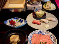 【華コース】『風味豊かな出来立て豆富』と『旨味溢れる和牛小鍋すき焼き＆湯葉の土鍋ご飯 蟹餡掛け』平日限定 5,436円(税抜)