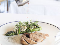 【晚餐主廚精選套餐】1道開胃菜、2道主菜、1道甜點，共4道菜，含1杯飲料