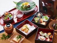 Seasonal three-tiered bento box: 6,800 yen (tax and service charge included)