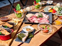 【夏季限定】開放的なテラスで楽しむシェフこだわりの食材を取り揃えたディナーBBQ（ソフトドリンク飲み放題付き）