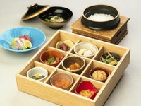 【デザート付き・九種のおばんざいと土釜飯】　3500円