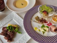 Western-style full course meal (table seating)