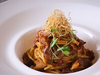 ＜平日＞『パスタ付き／プチシェリー‛ピーチ＆ローズ’アフタヌーンティー』フレグランスメゾン＜グタール＞のアイコニックなプチシェリーの香りに包まれて　マリアージュフレールもお替り自由　7/1～9/12